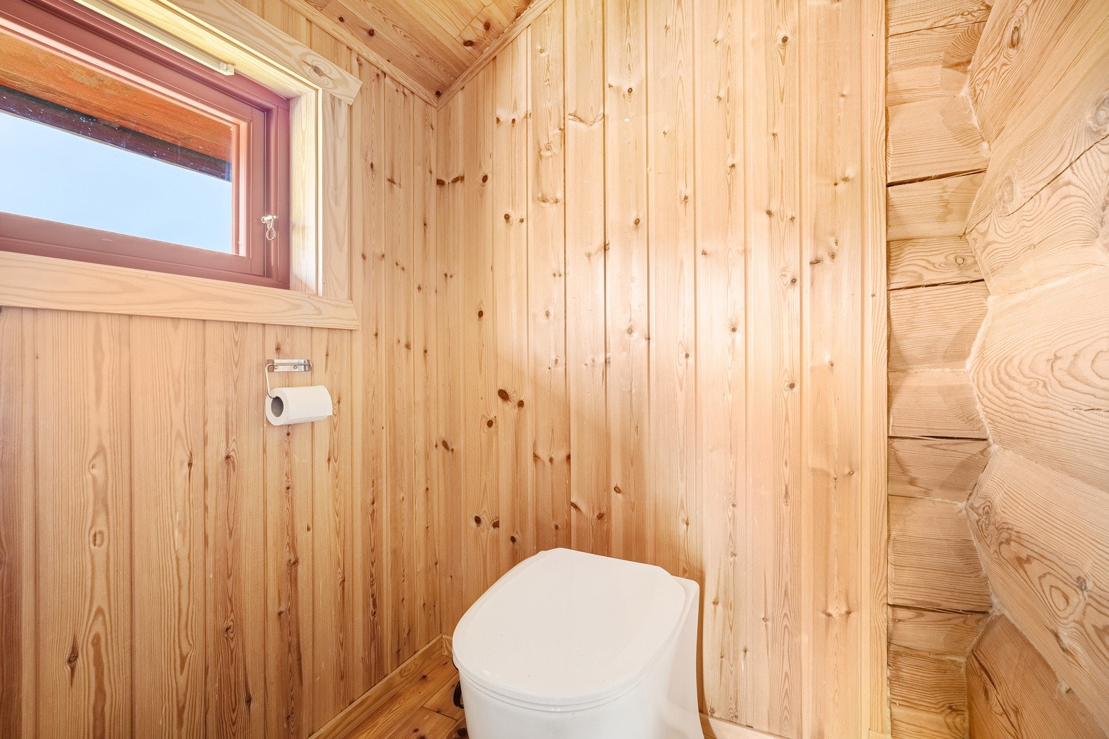 Et avskjermet toalettrom med snurredass i enden av gangen. Enkel adkomst under hytta for tømming. Galleribilde
