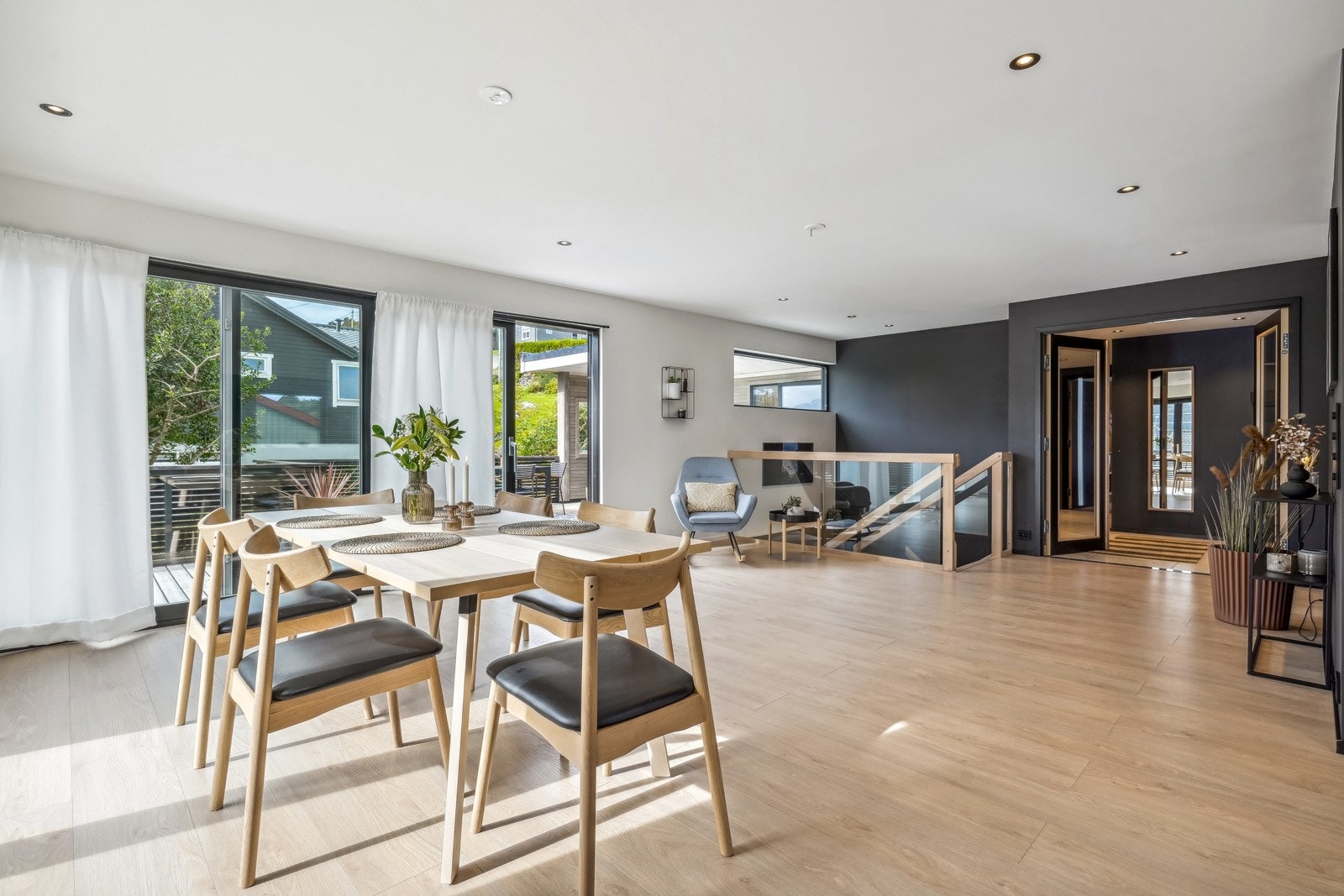 Stuen har flere naturlige soner og har mange møbleringsmuligheter. God plass til stor spisegruppe Galleribilde