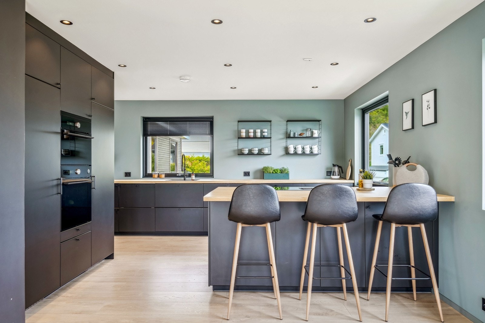 Kjøkkenet er utstyrt med integrert f ryser, kjøleskap, mikro/dampovn og stekeovn Galleribilde