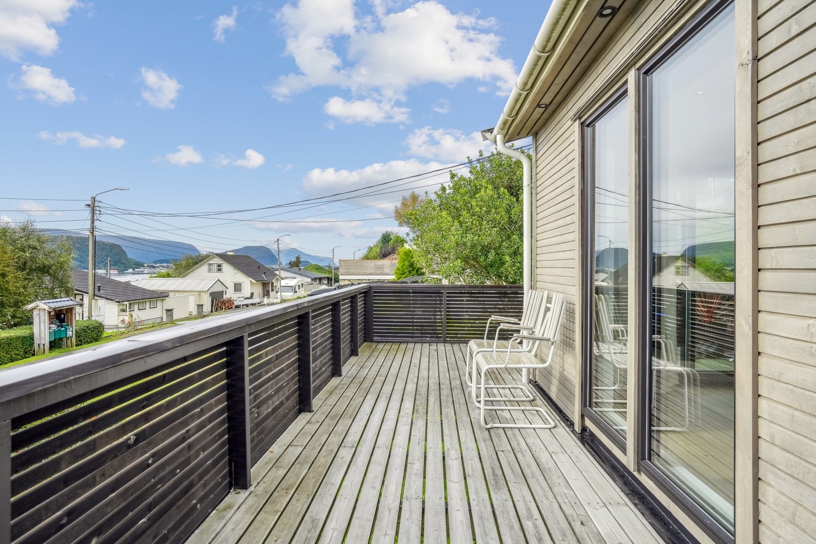 Gode sol- og utsiktsforhold. Det er utvendige spotter med lyssensor mot sør, vest og øst Galleribilde