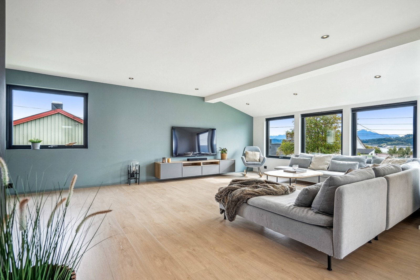 Videre er her seriekoblede røykvarslere og innvendig solskjerming Galleribilde