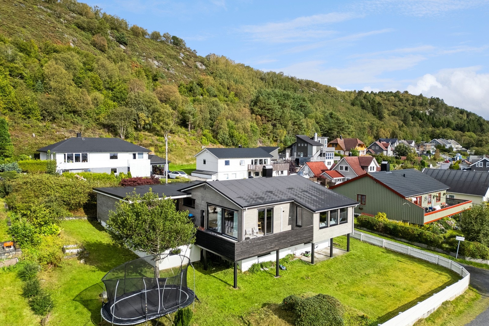 En flott og innholdsrik enebolig med sentral beliggenhet på Hoffland. Boligen har en gjennomgående god standard. Galleribilde