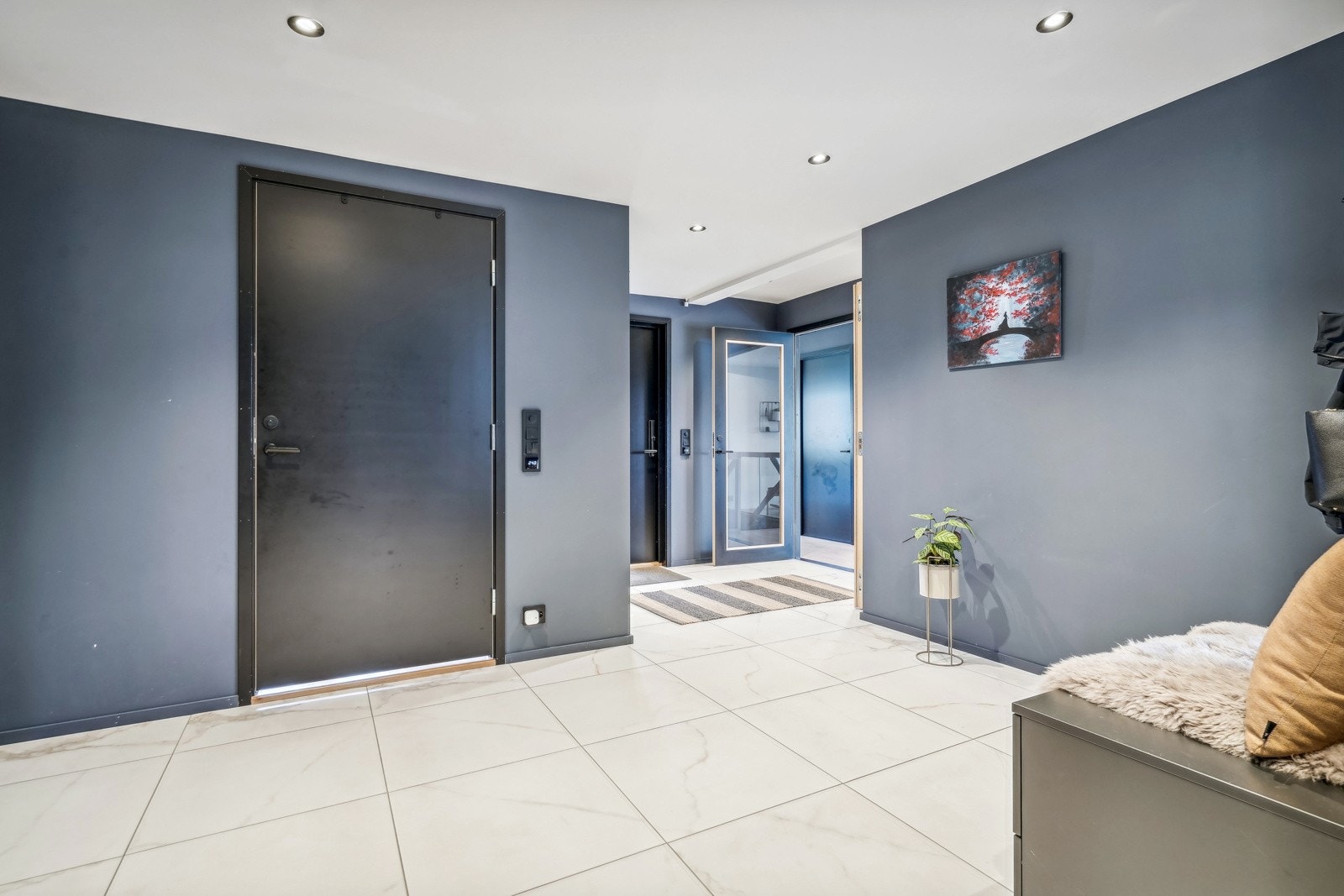 Velkommen inn! Stor og romslig gang med god plass til oppbevaring Galleribilde