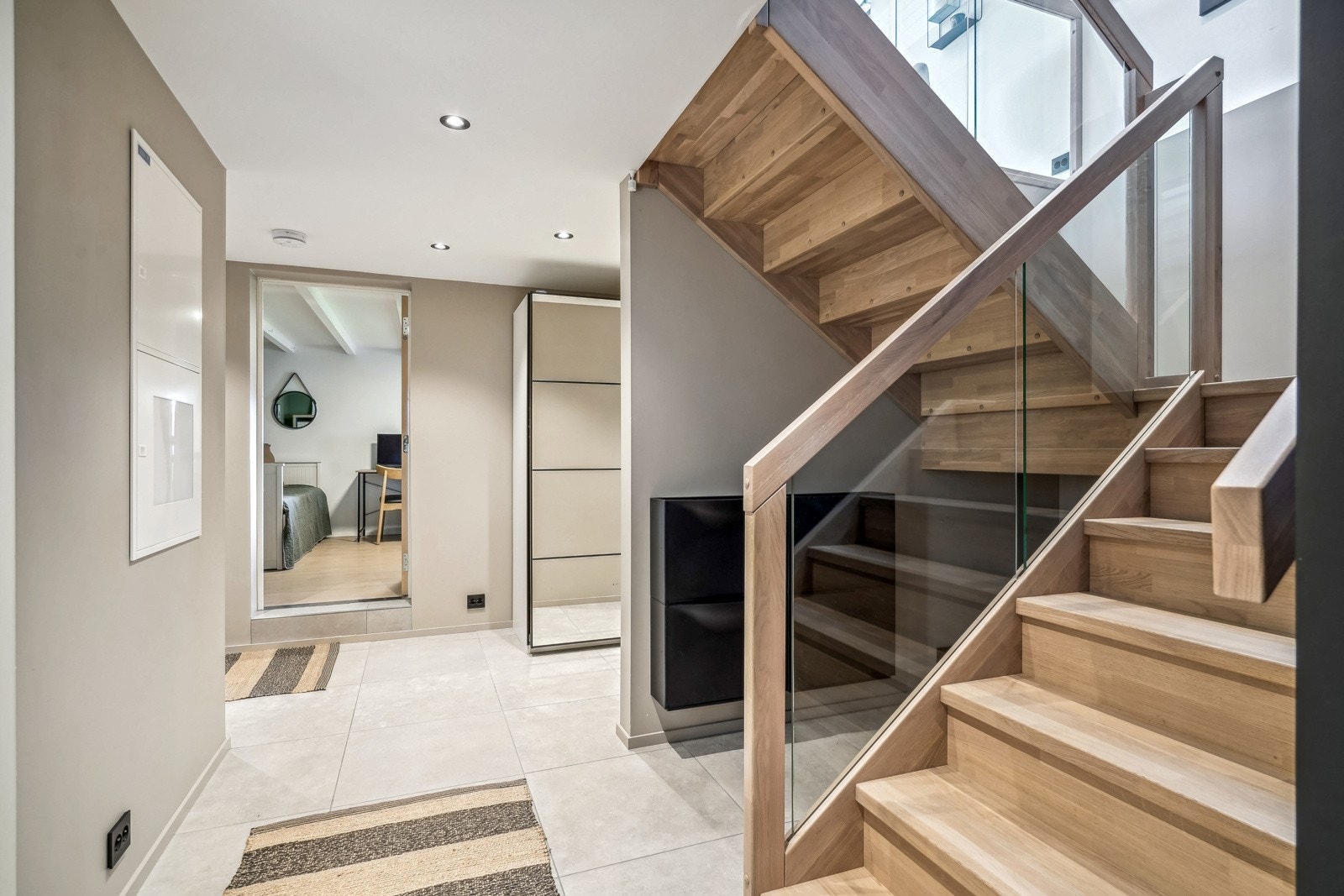 Lys og romslig gang i underetasje Galleribilde