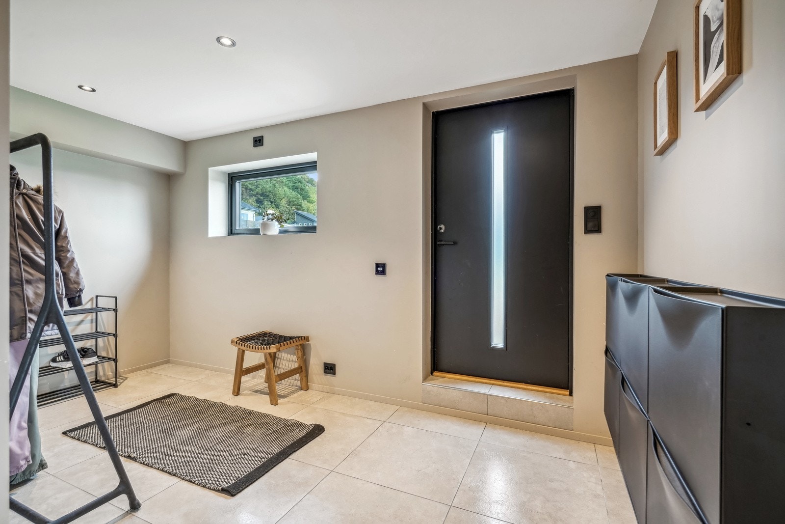 Yttergang i underetasjen. Romslig og med varmekabler i gulv Galleribilde