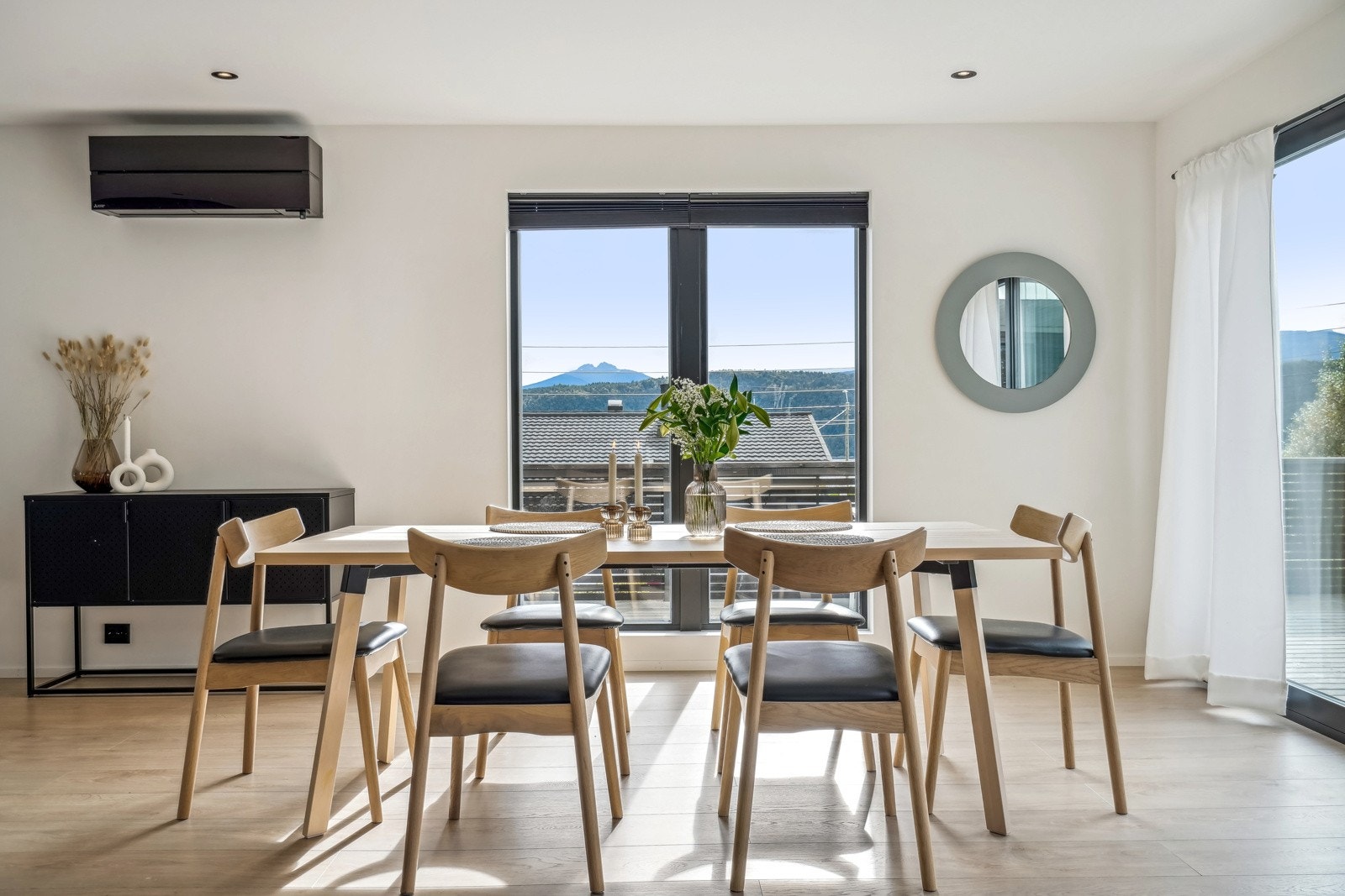 Legg merke til den svarte Mitsubishi varmepumpa (ny 2021) Galleribilde