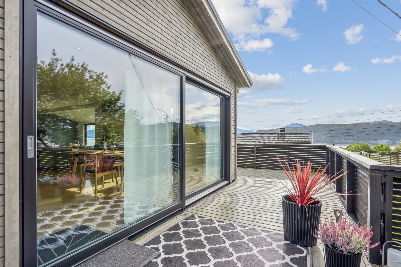 Stor og romslig sydvestvendt veranda på ca 55 km Galleribilde