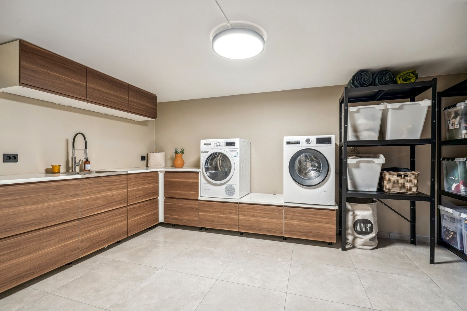 Stort og romslig vaskerom med varmekabler i gulv. Her er god plass til oppbevaring Galleribilde