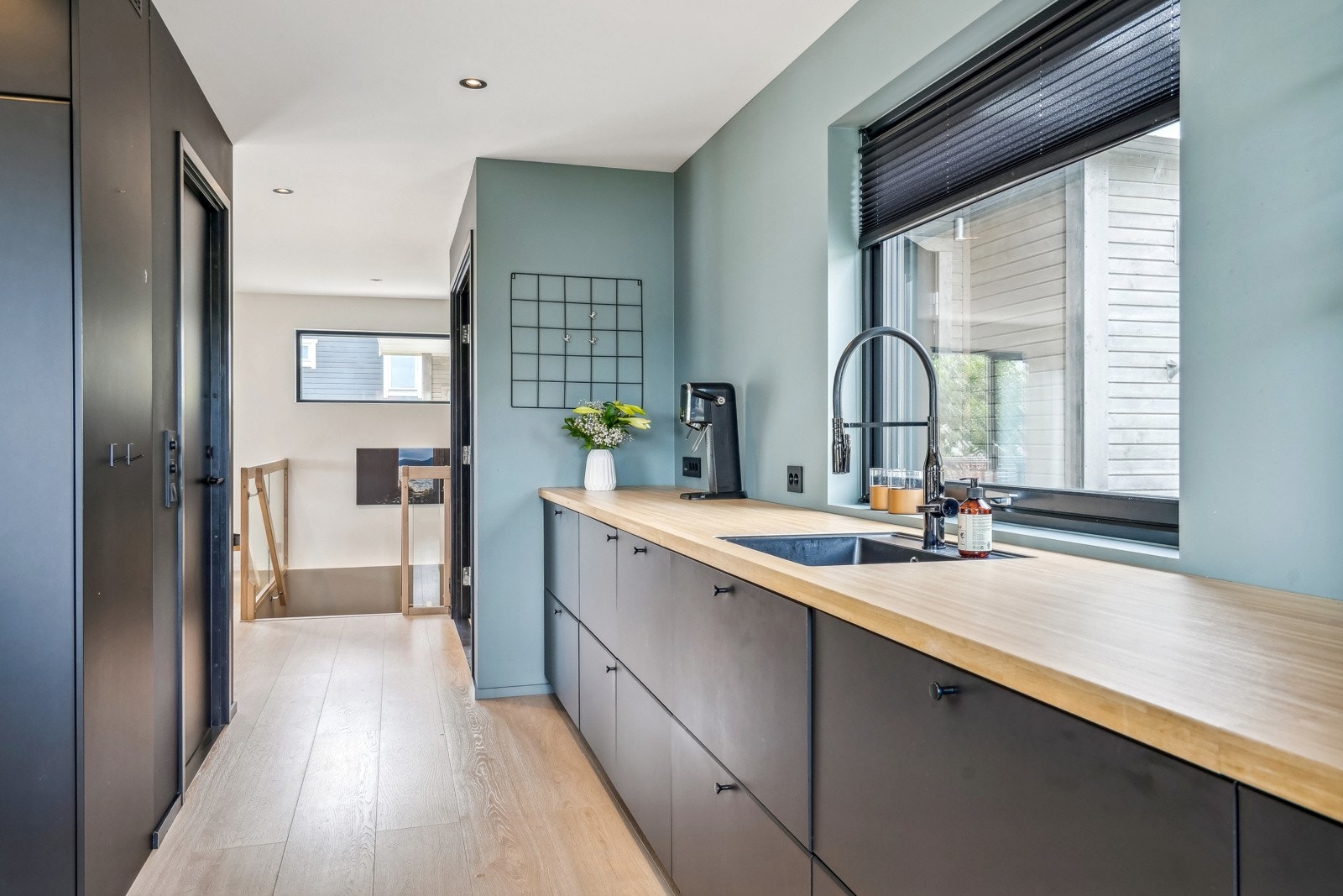 Kjøkkenet har godt med skap- og arbeidsplass på benk. Adkomst til praktisk liten bod til venstre Galleribilde