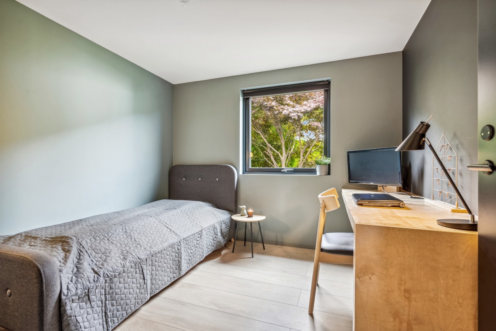 Soverom nr 2 hovedplan, innredet som kontor/gjesterom Galleribilde