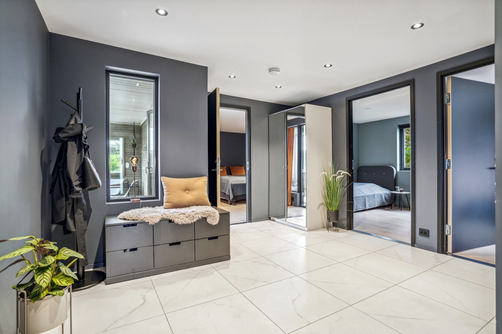 Romslig gang i hovedplan med varmekabler. Boligen fremstår tidsriktig og moderne og holder en gjennomgående høy standard. Galleribilde