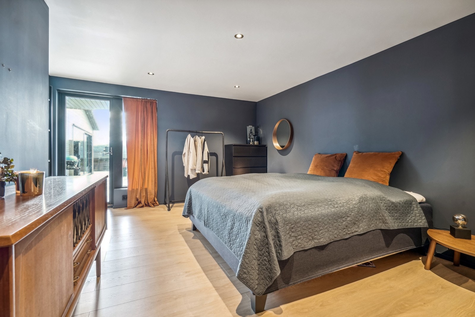 Soverommet har god plass til dobbeltseng og tilhørende nattbord. Det er tillaget med oppheng til tv på vegg Galleribilde