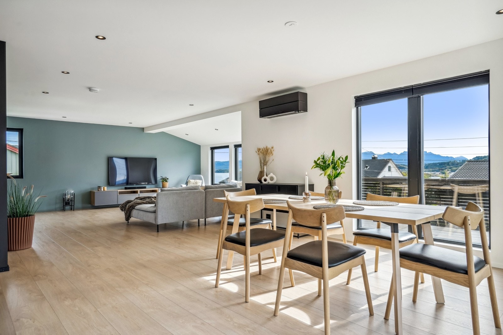 Stuen har rikelig med spotter og dimmere. Det er smarthusstyring på alt av spotter, dimmere, varmepumpe og varmekabler i huset. Galleribilde