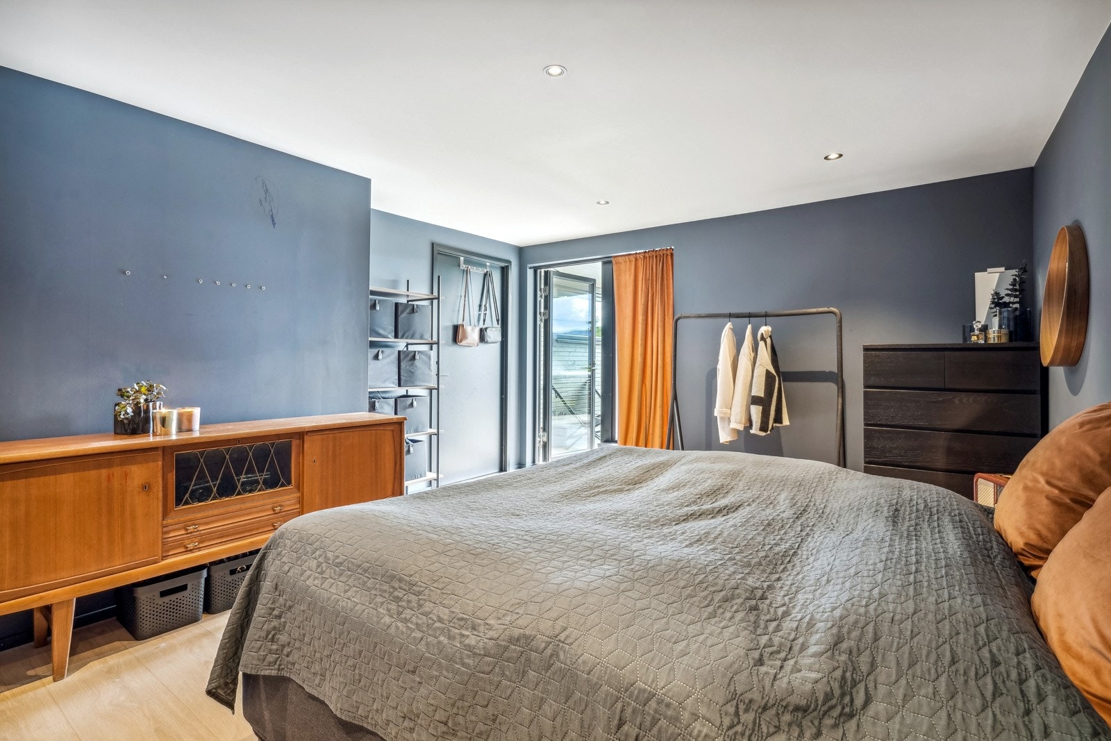 Romslig hovedsoverom på ca 16 kvm. Her er utgang til terrasse Galleribilde