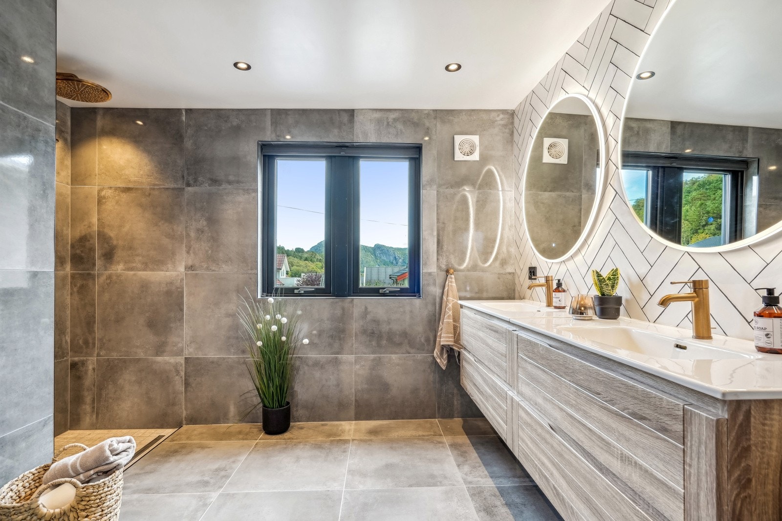 Flott flislagt bad i hovedplan Galleribilde