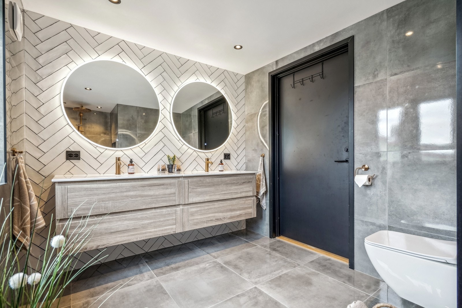 Badet er utstyrt med dobbelservant og speil med belysning Galleribilde