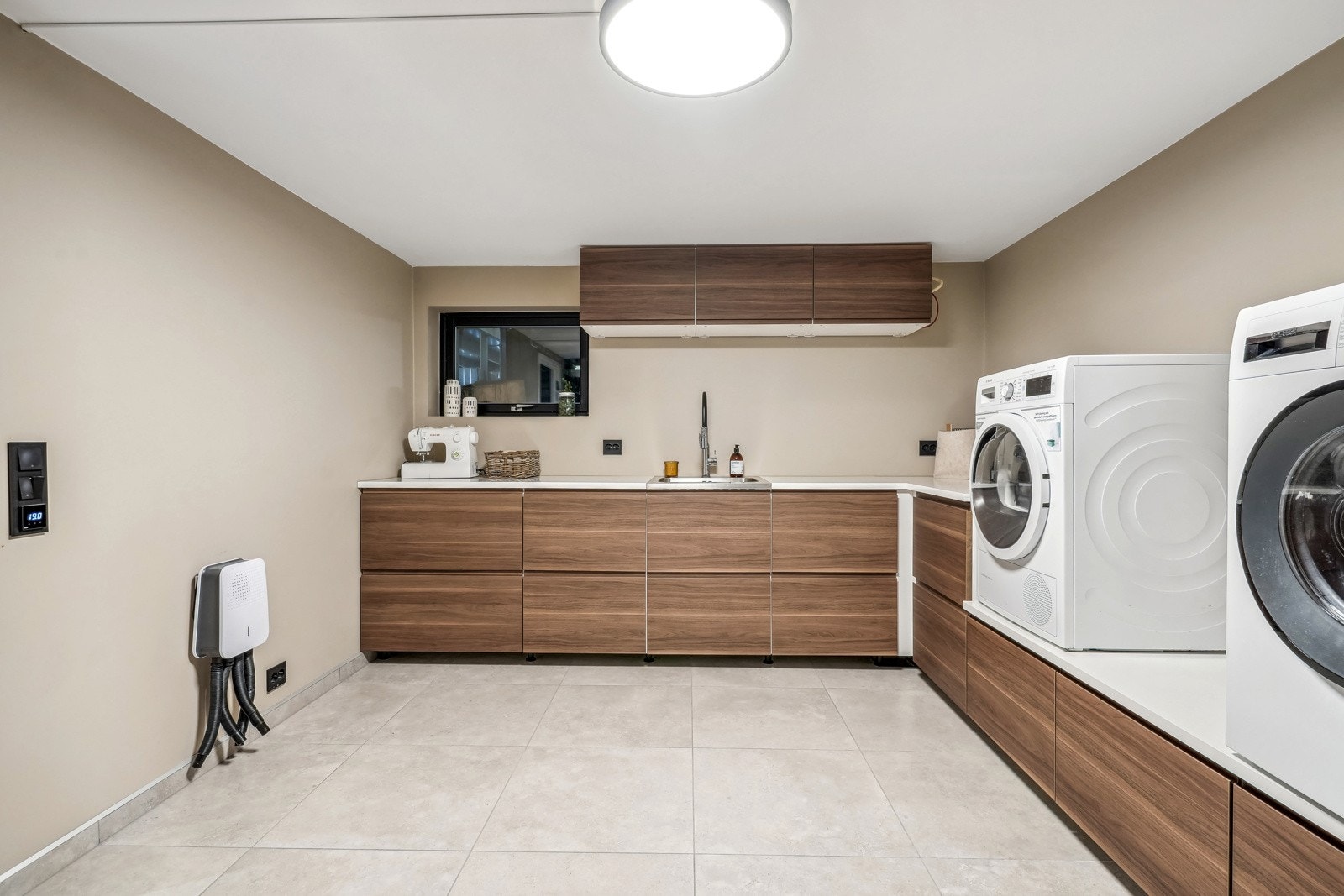 Pen innredning i valnøtt. Her er god plass til 2 vaskemaskiner og tørketrommel. Varmtvannsbereder OSO express 300 liter med hurtigvarmer plassert i dette rommet. Galleribilde