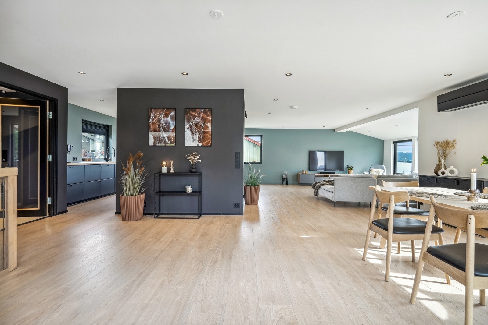 Lys og romslig stue med et gjennomført og stilrent uttryk Galleribilde