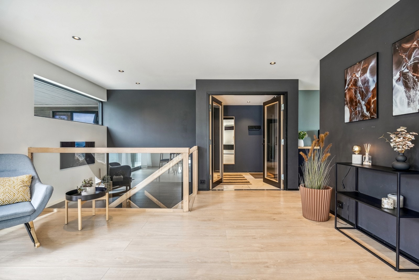 Bilde fra stue mot trapp og gang i hovedplan Galleribilde