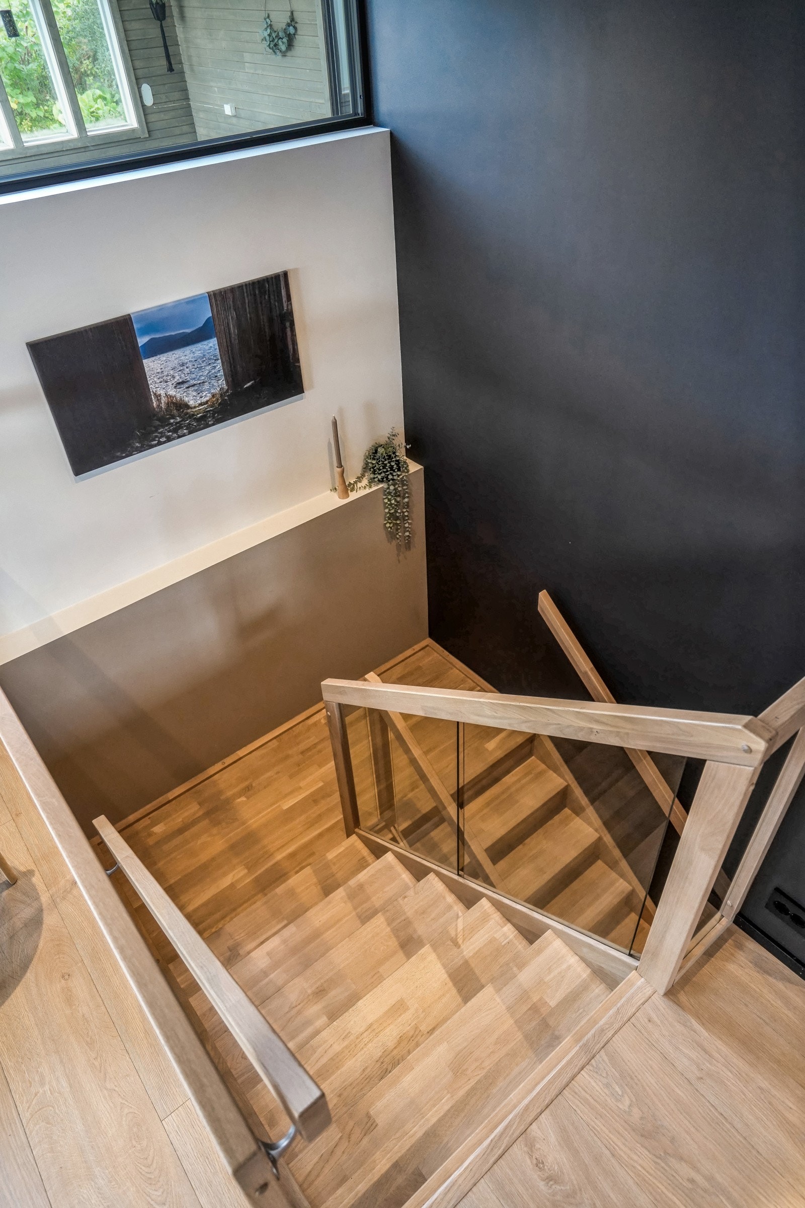 Flott og elegant eiketrapp med glassrekkverk og eik håndrekker Galleribilde