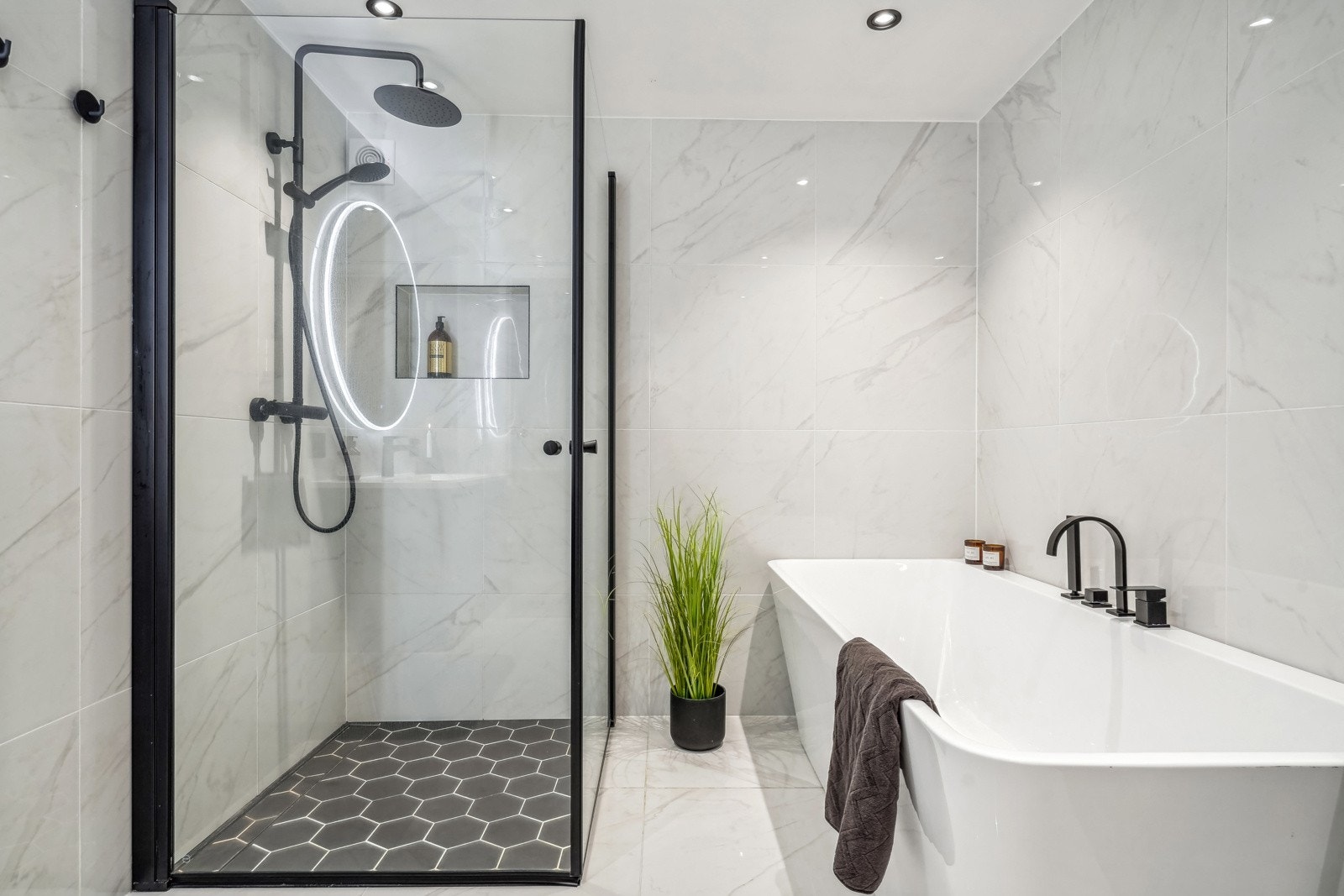 Tidløs og flotte marmorfliser. Også på dette badet er det innebygd dusjhylle Galleribilde