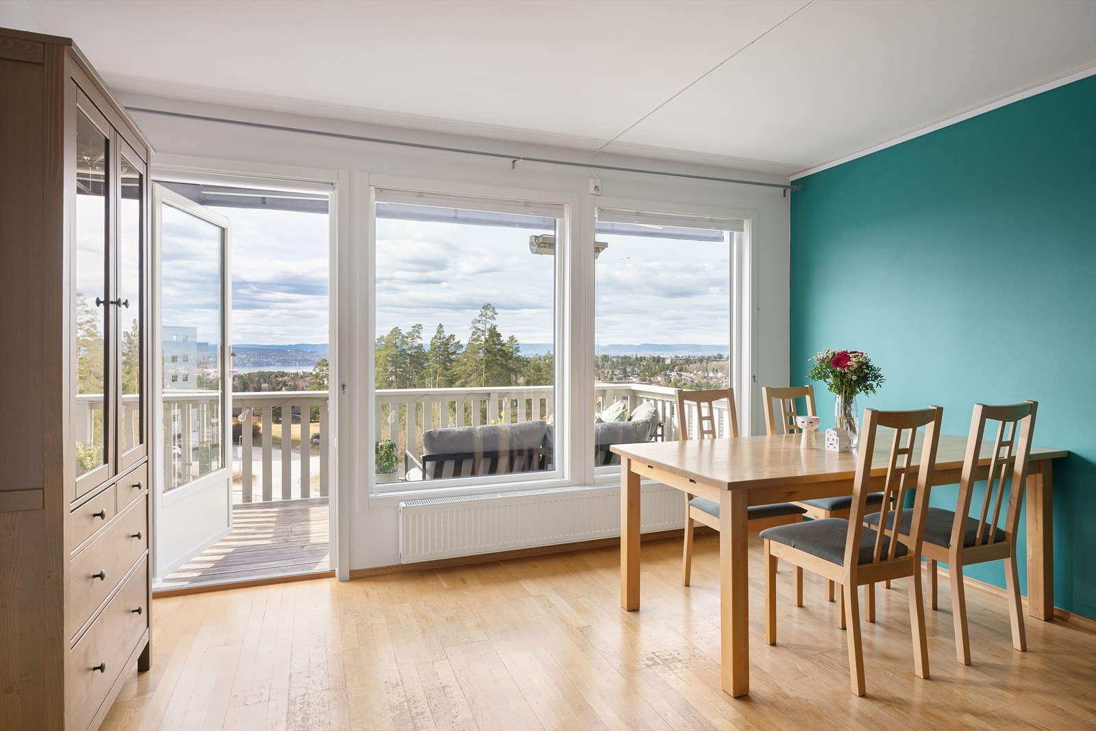 Fritt utsyn fra både stue og kjøkken i leiligheten Galleribilde
