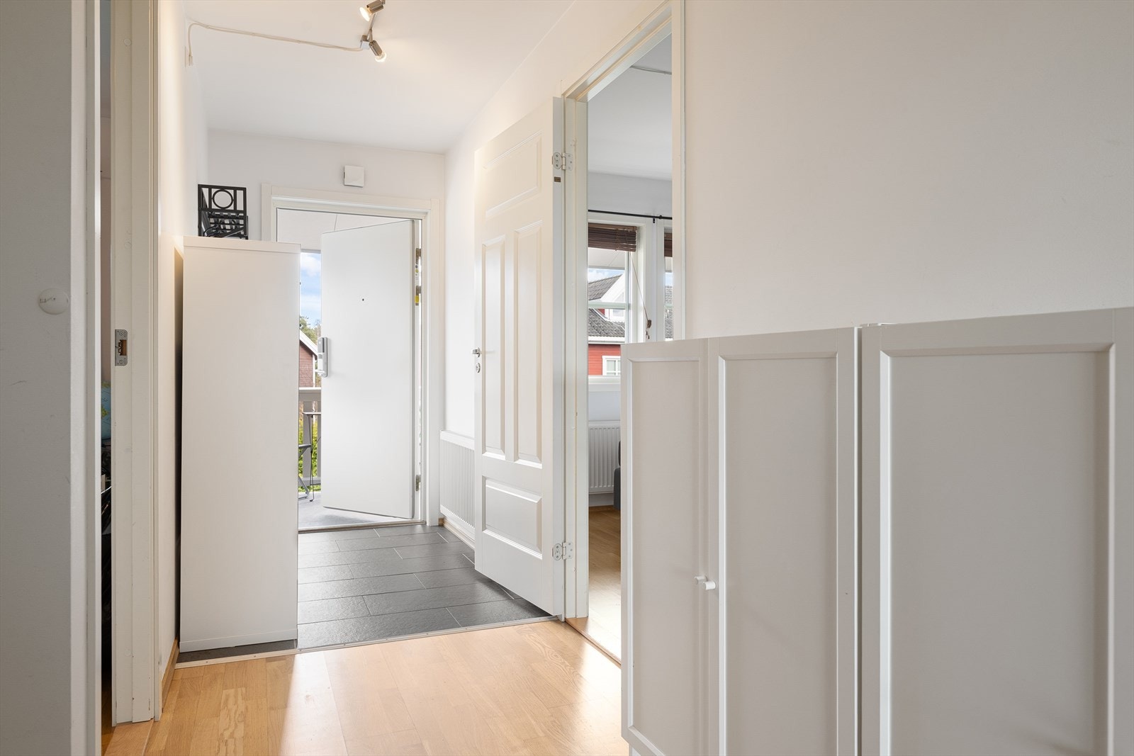 Inngang fra svalgang i byggets 3. etg Galleribilde