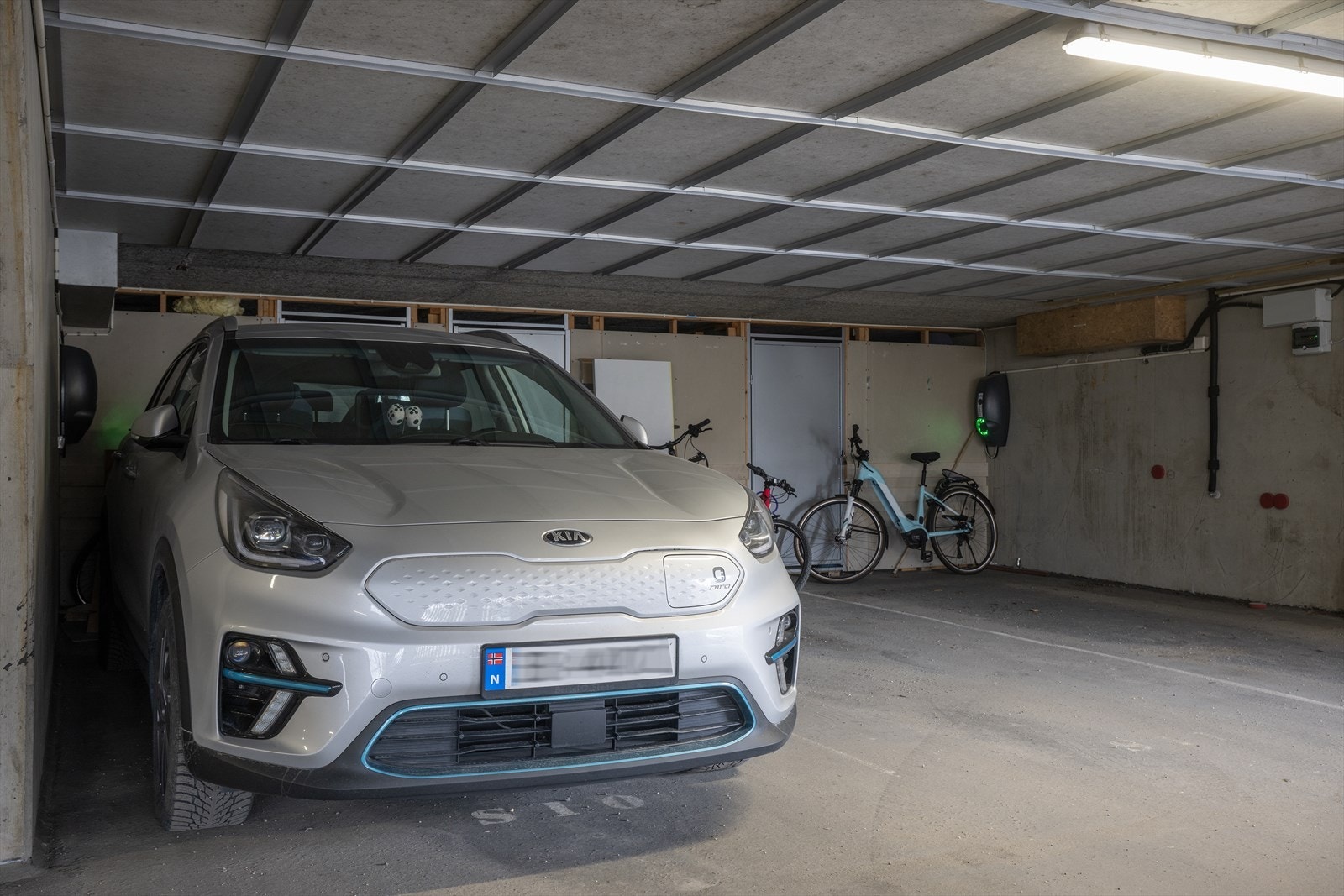 Garasjeplass med el-lader og bod Galleribilde