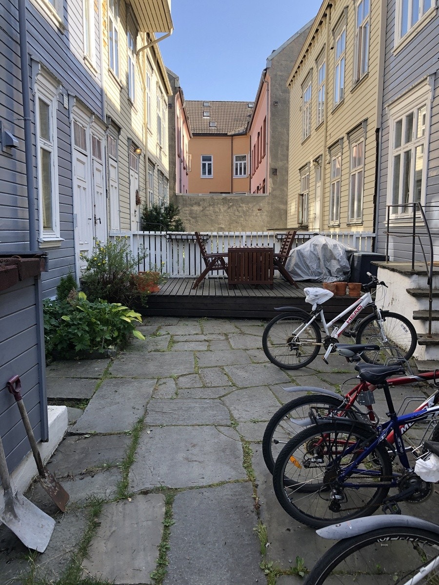 Bakgård. Galleribilde