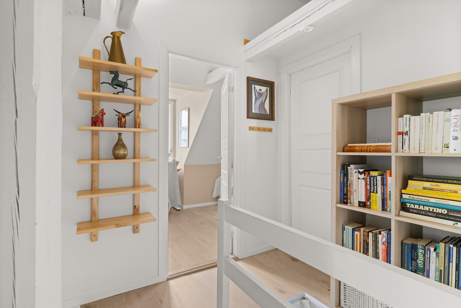 Gangen fungerer både som et overgangsrom og en praktisk lagringsplass, perfekt for å utnytte loftets potensial på en smart og funksjonell måte. Galleribilde