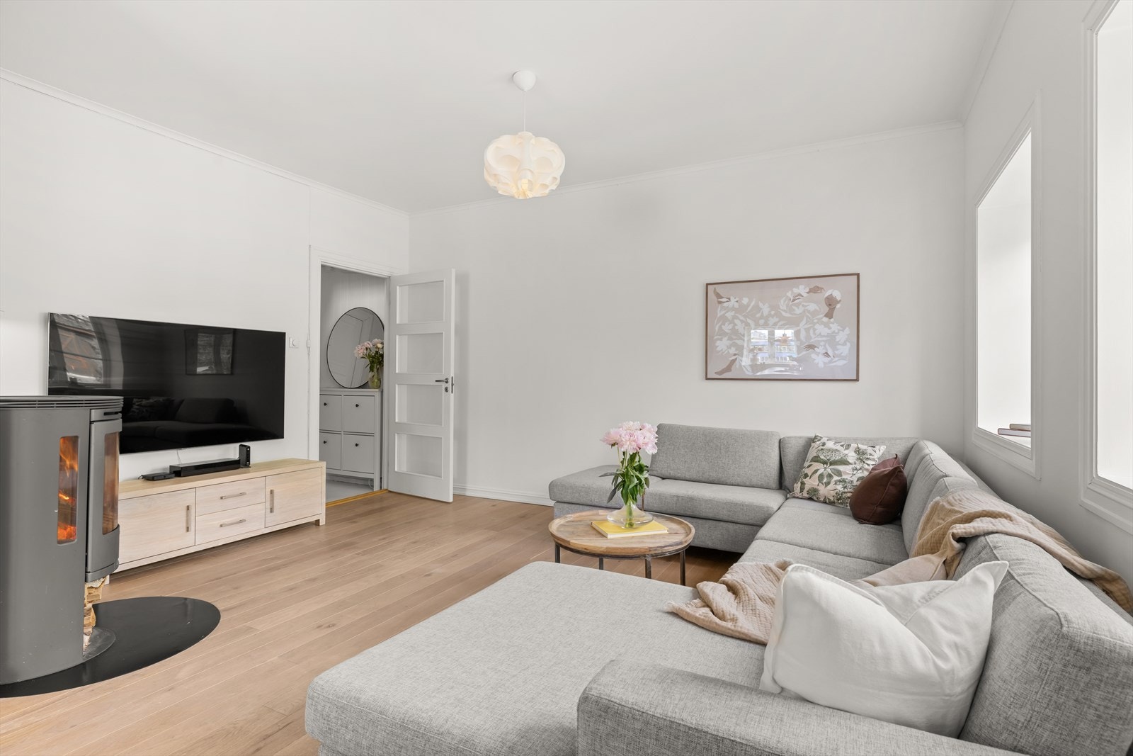 De elegante tregulvene og de nøytrale fargene på veggene skaper en behagelig atmosfære, og det er lett å sette sitt eget preg på rommet. Galleribilde