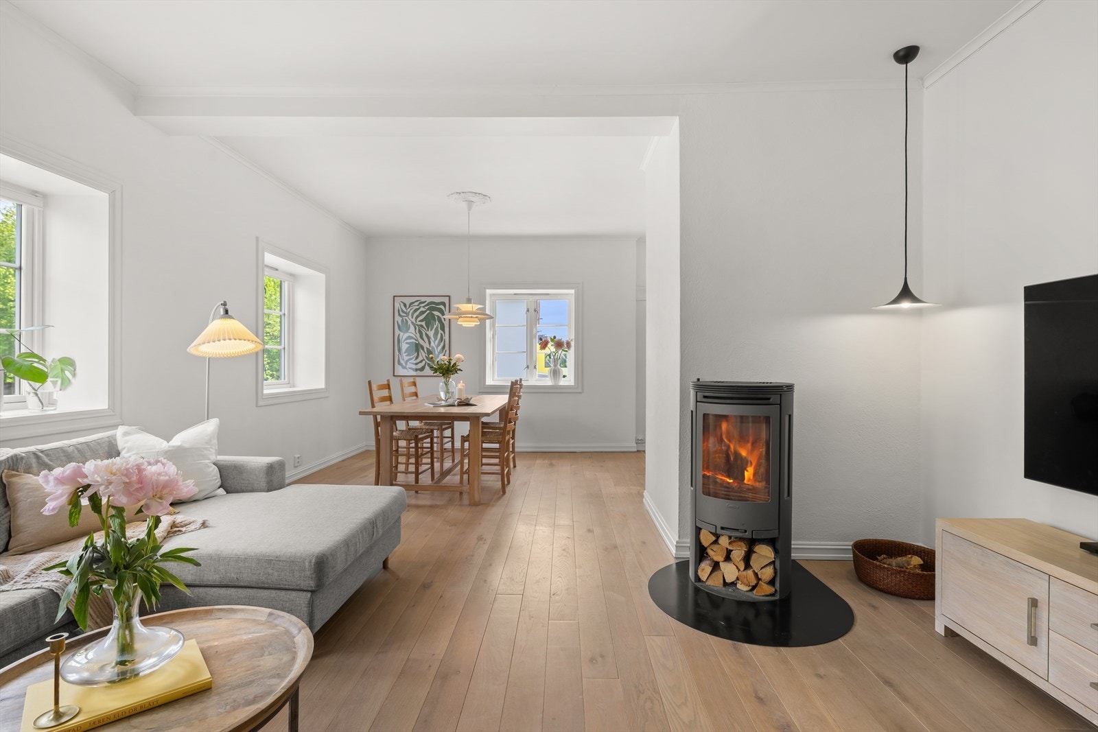 Den moderne vedovnen sørger for varme på kalde høst- og vinterdager, samtidig som den gjør seg godt som dekorativt element. Galleribilde