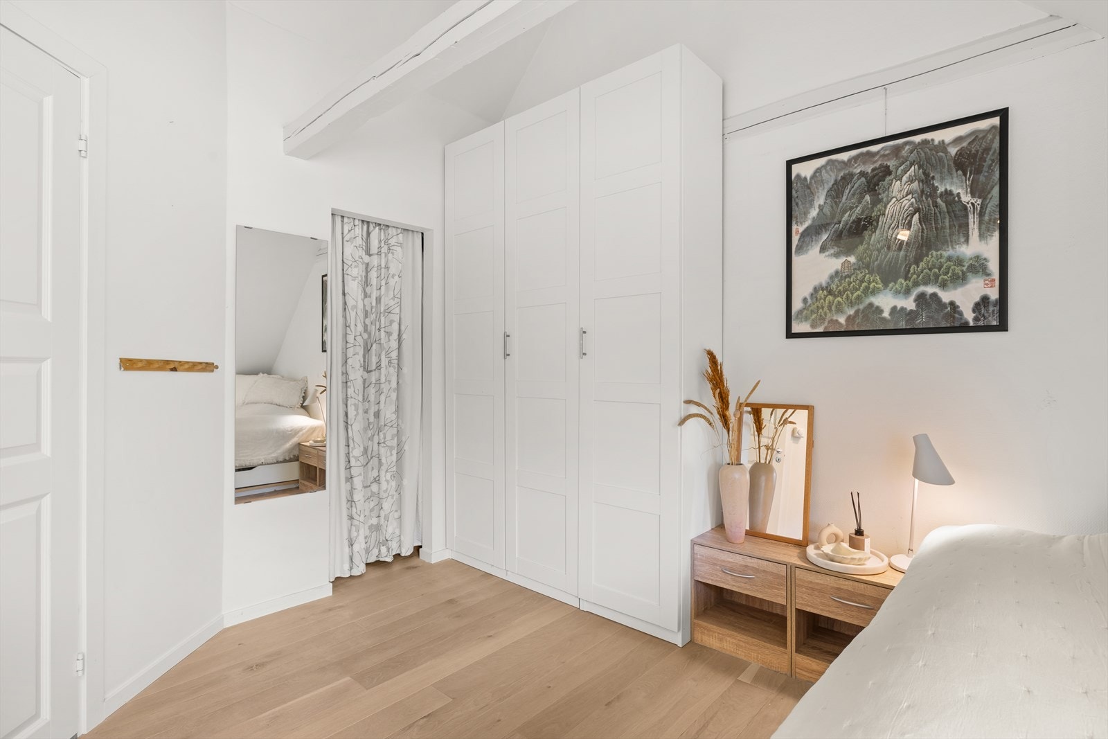 Rommet har en stor garderobeløsning og tilgang til et kott, som gir rikelig med lagringsplass og gjør det enkelt å holde orden. Galleribilde