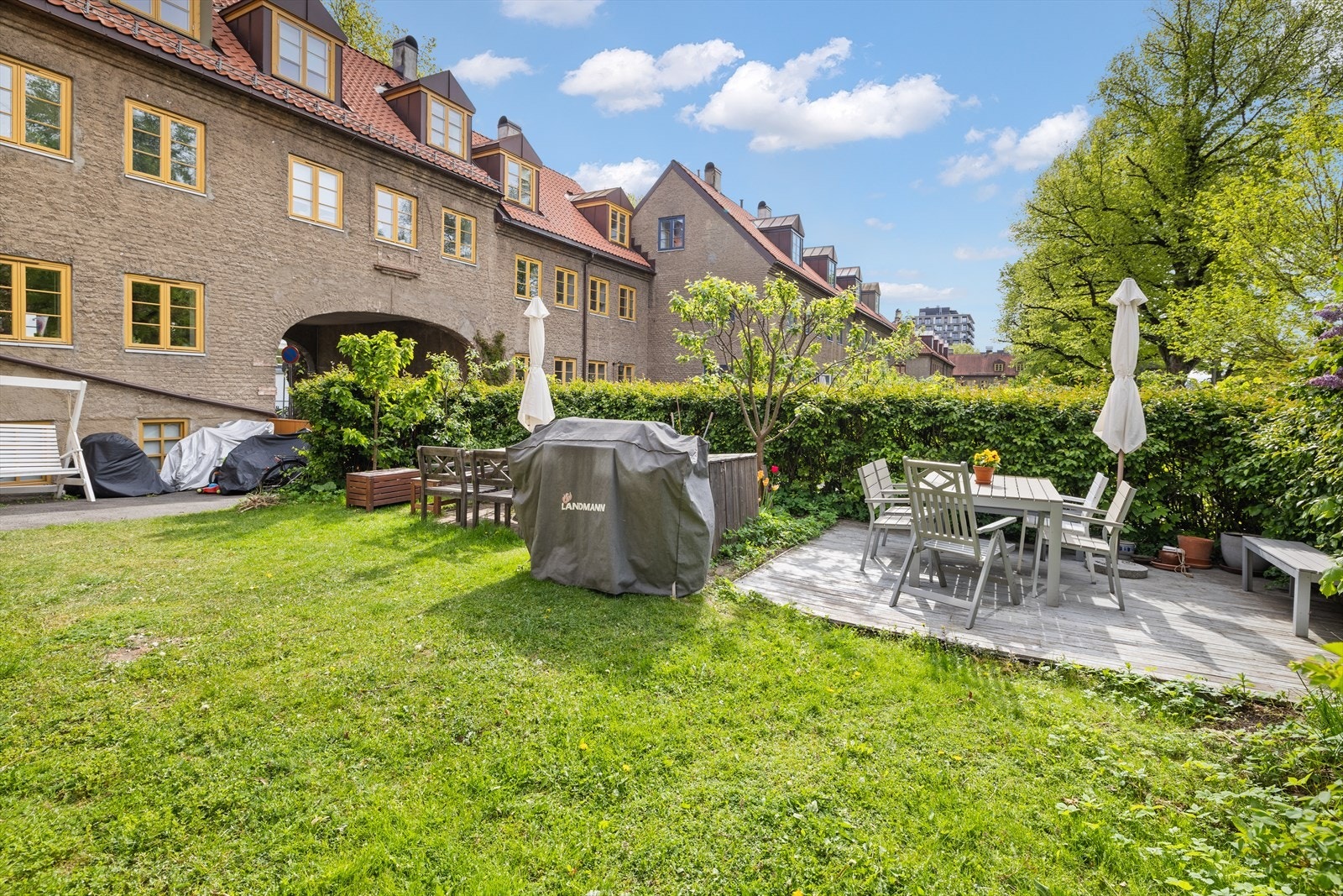 Grillen er lett tilgjengelig for utendørs matlaging, og det er plass til både familie og venner. Galleribilde