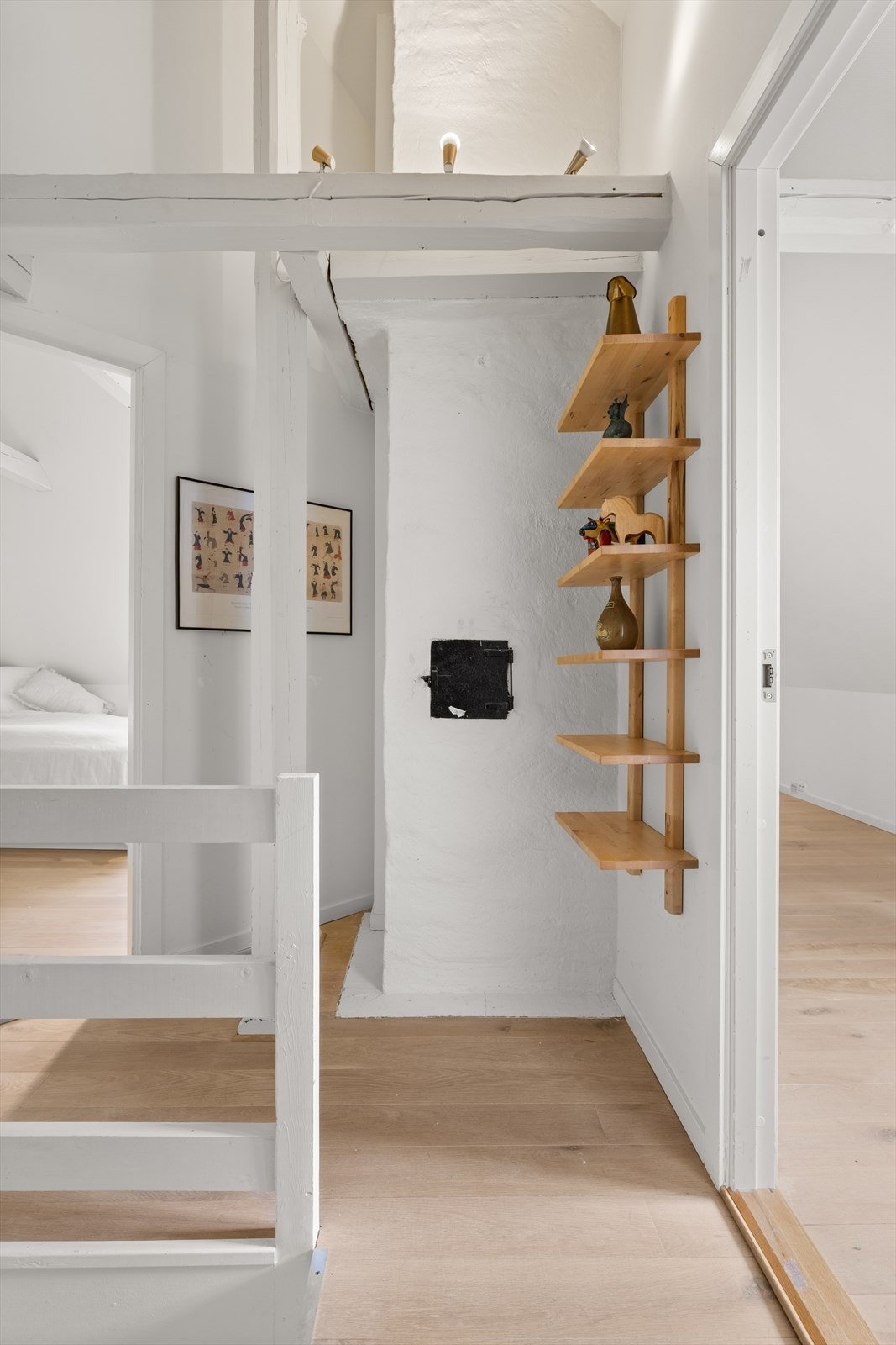 Det er god plass til hyller eller annet oppbevaringsmøbel, noe som gjør det enkelt å holde orden på loftet. Galleribilde