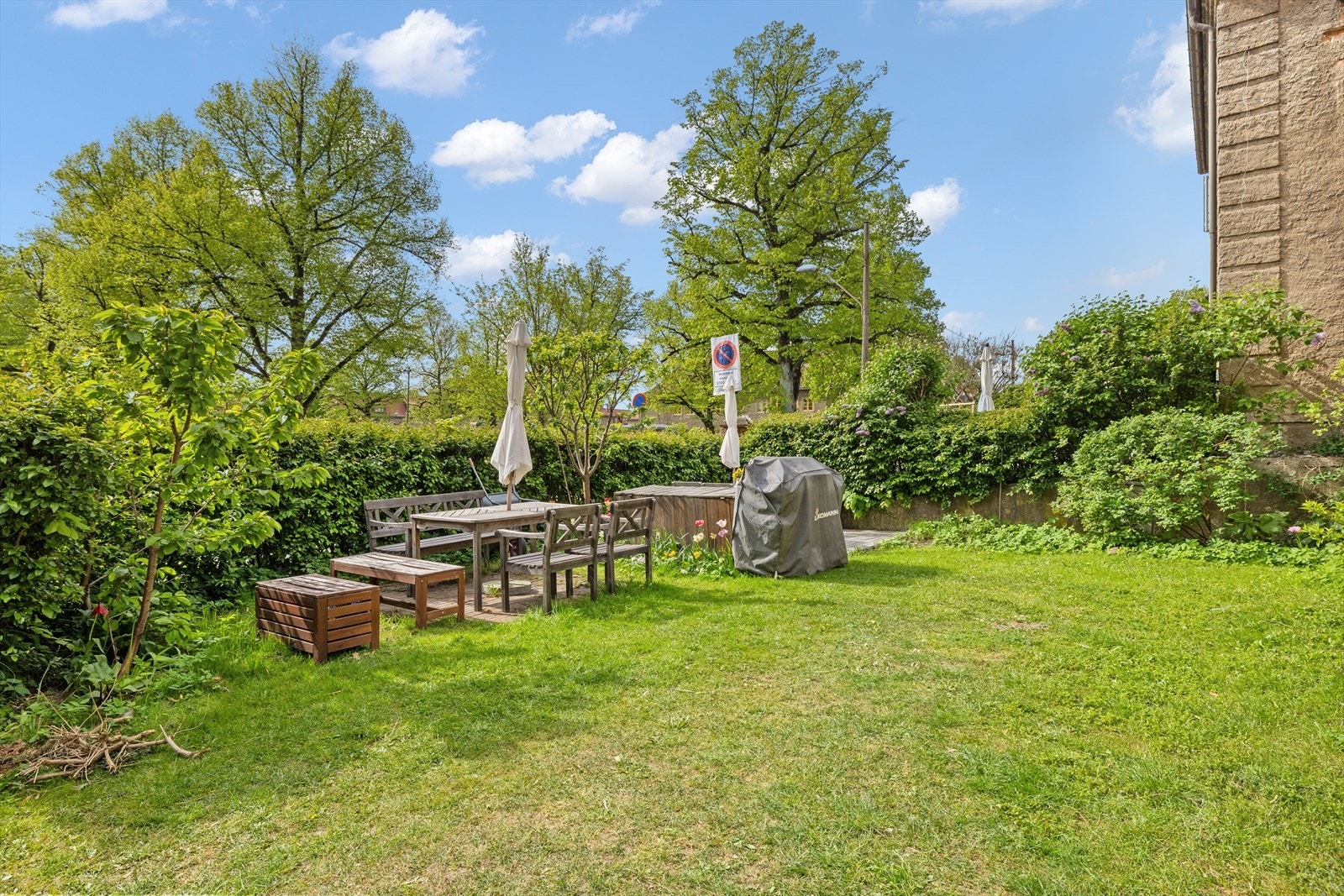 God plass til sittegrupper, hvor man kan nyte måltider eller bare slappe av i solen. Galleribilde