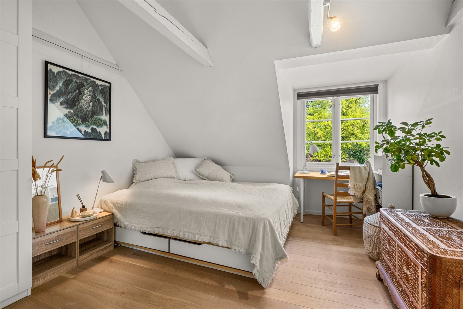 Innredet loftsrom nr. 2 er også av god størrelse med plass til dobbeltseng, nattbord, skrivebord samt garderobeløsning.
Rommet er ikke godkjent for varig opphold. Galleribilde