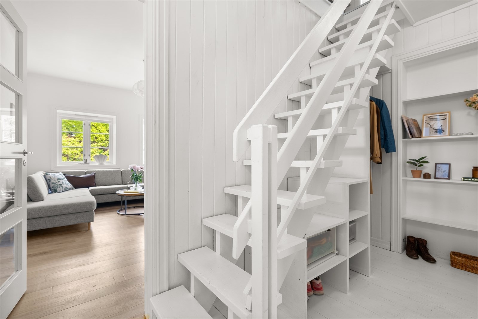 Trappen til loftet er kompakt og har et stilrent design, og gir enkel tilgang til loftsetasjen. Galleribilde