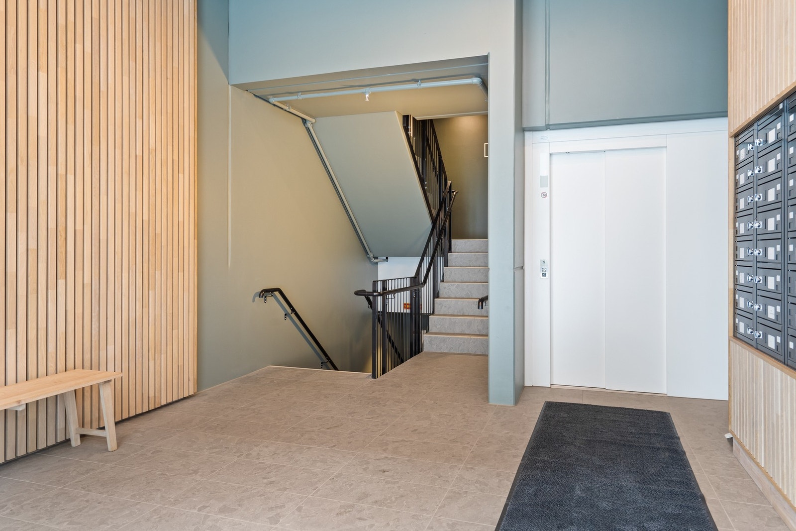 Fellesentré med heis og trapperom i tillegg til postkasser innvendig. Galleribilde