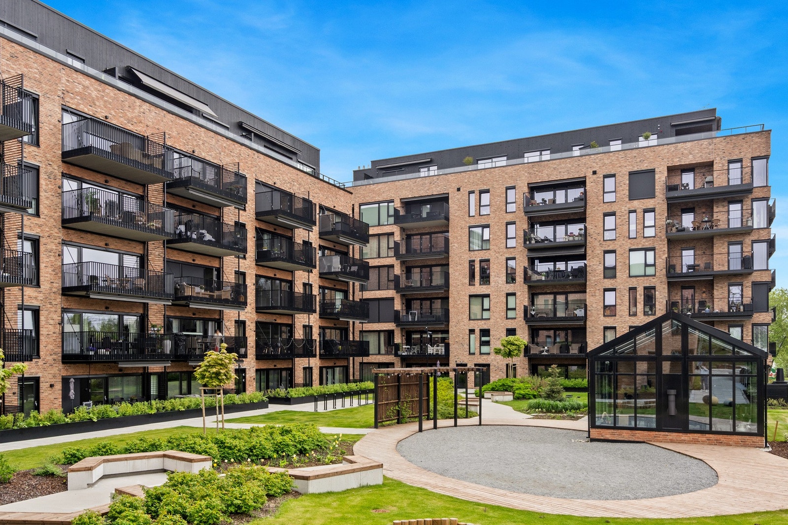 Vi har gleden av å presentere en veldig fin og moderne leilighet i 1.etg. i Møllegata 10 - også kjent som sameie Vammaveien Park.
Leiligheten har 2 soverom og stor markterrasse ut mot veldig fint atrium Galleribilde