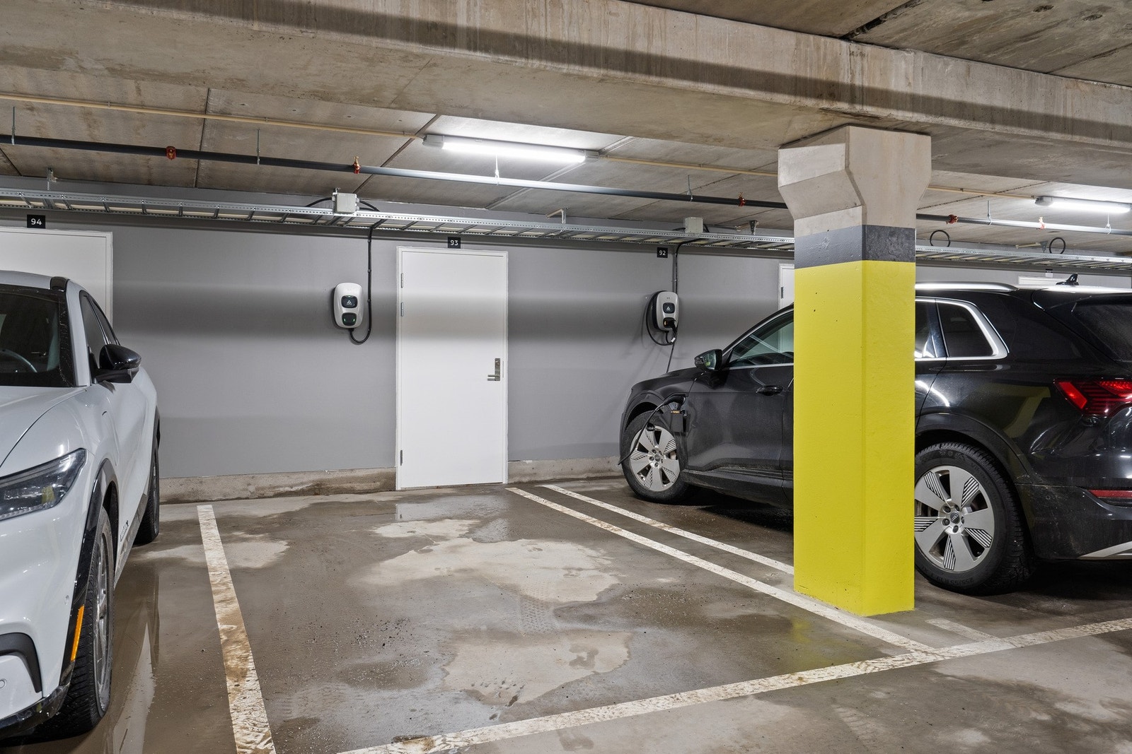 Parkeringsplass og bod i kjeller Galleribilde