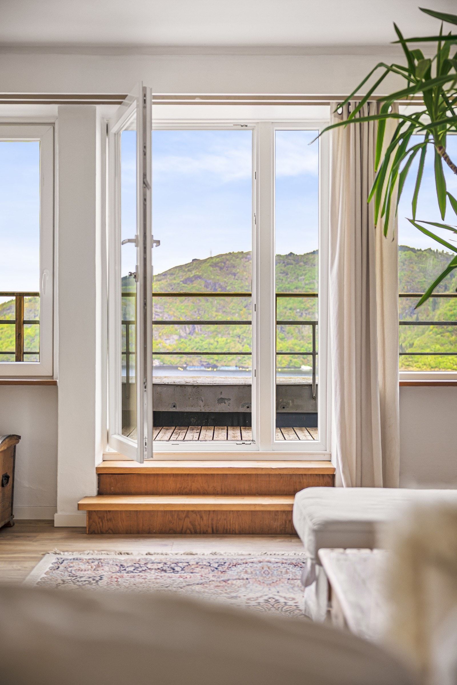 Fra stuen er det utgang til en herlig terrasse. Galleribilde