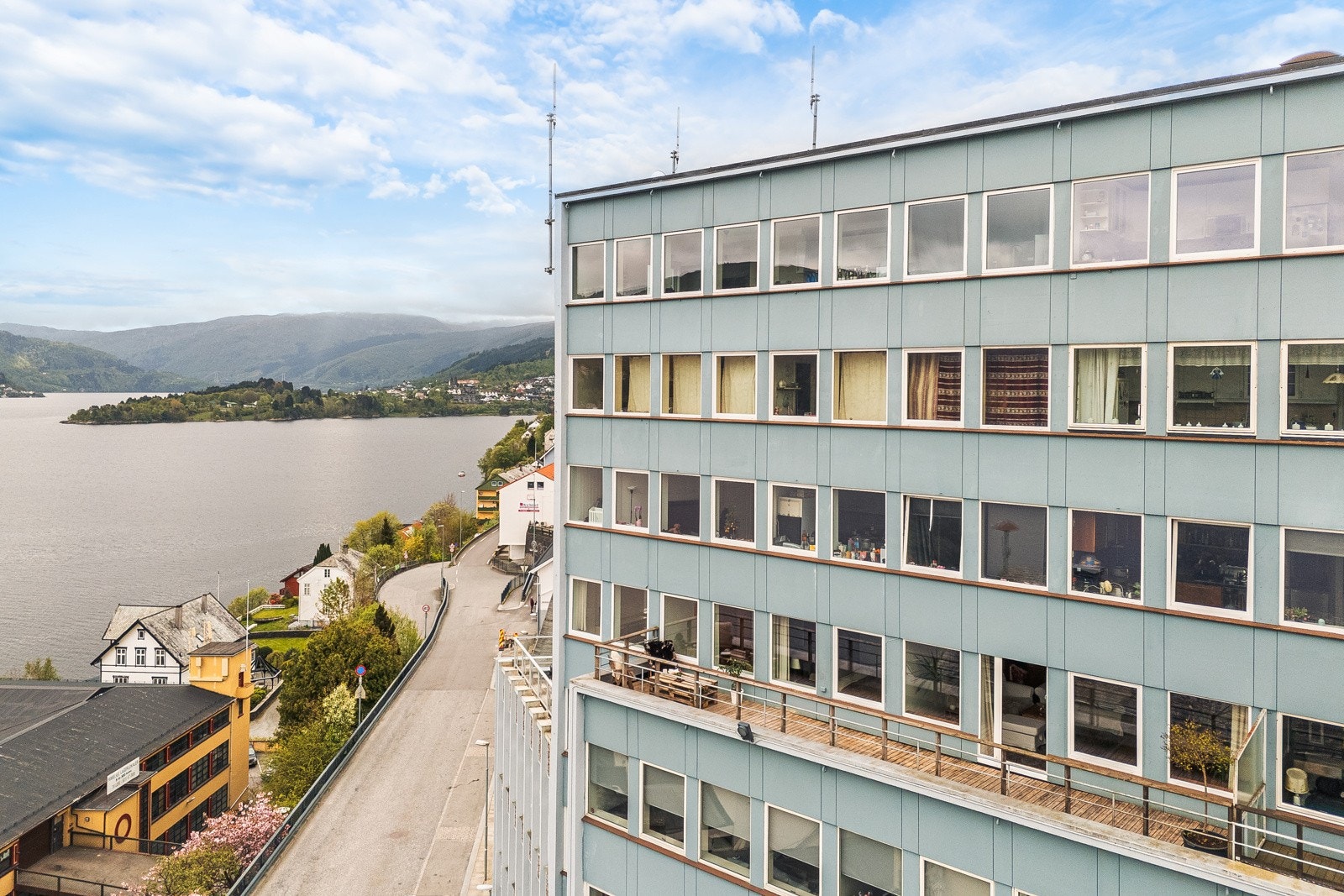 Fra leiligheten er det kort vei til flere flotte turmuligheter. Turer som Hetlebakkfjellet, Brensteinslia og Spåkfjellet ligger i rett i nærheten. Galleribilde
