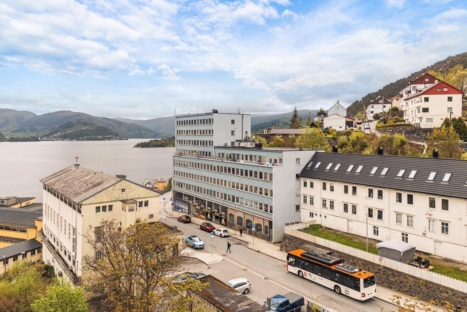 Leiligheten ligger sentralt til midt i sentrum av Ytre Arna. Fra leiligheten er det umiddelbar nærhet til dagligvarebutikk, kulturhus og busstopp like utenfor. Her kan du lett komme deg rundt dit du måtte ønske. Galleribilde
