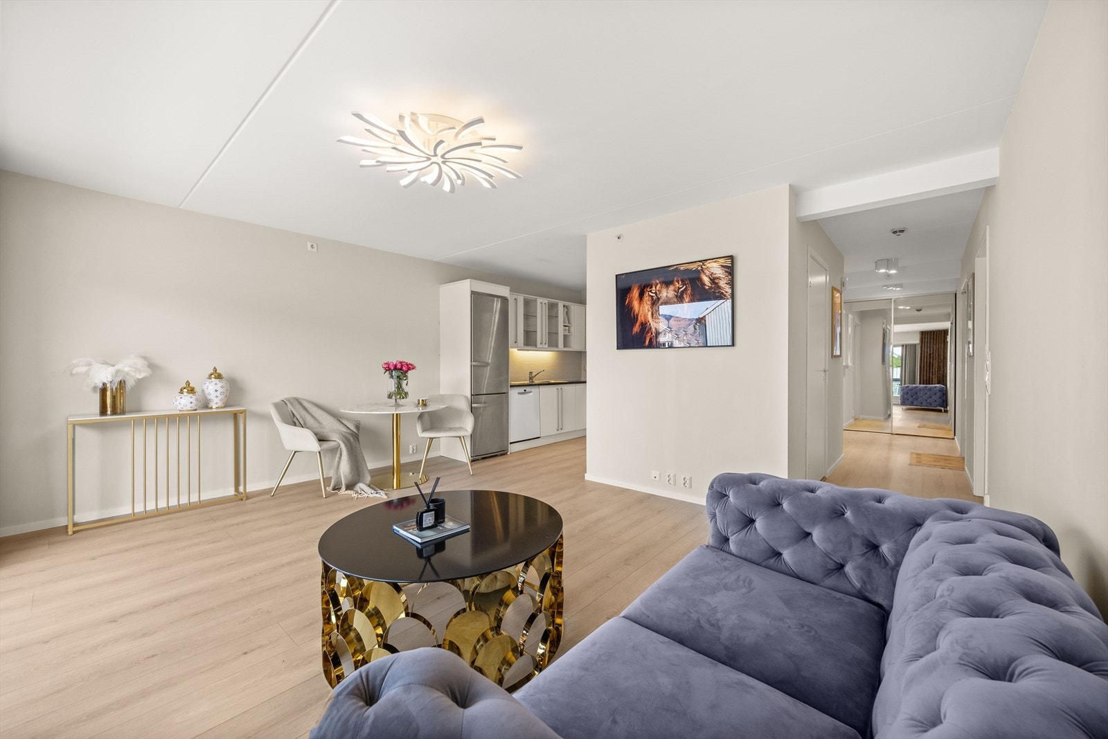 Videre er det naturlig plass for spisebord i stuen Galleribilde