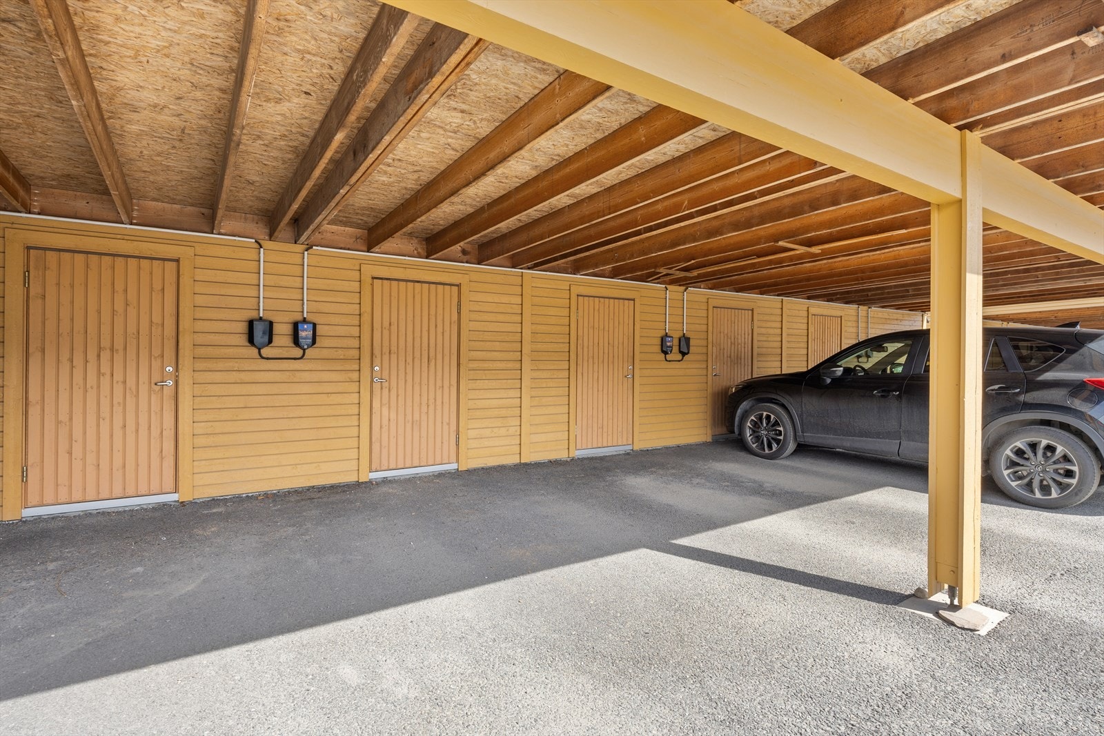 Parkering i carport, samt tilhørende sportsbod Galleribilde