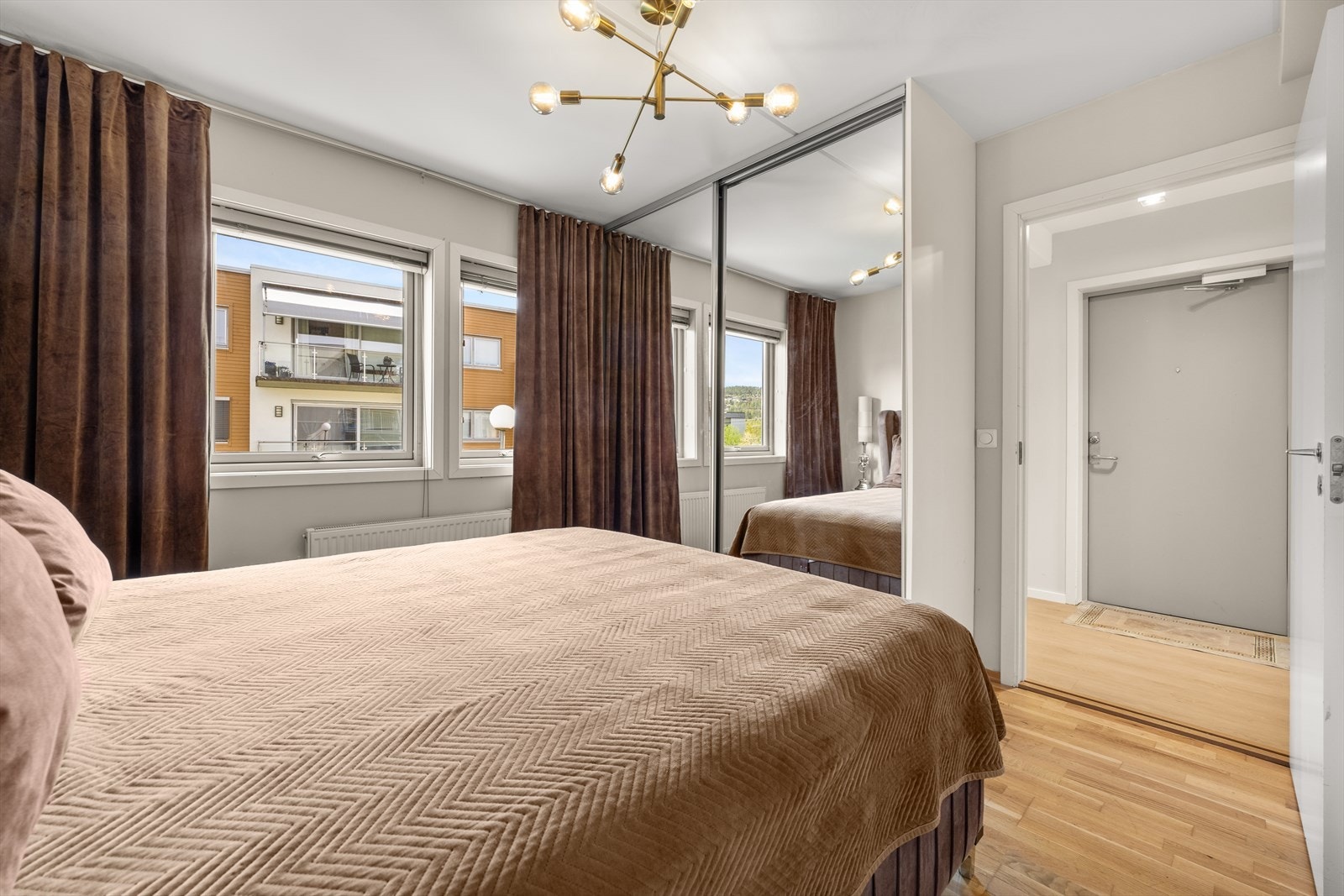 Praktisk skyvedørsgarderobe Galleribilde