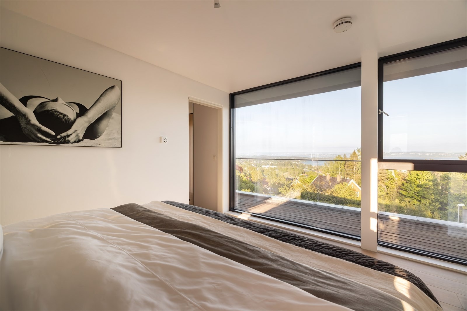 Hovedsuiten gir den ultimate hotellfølelsen, hvor det er godt å trekke seg tilbake. Soverommet er luftig med fjordvendte panoramavinduer og utgang til terrassen. Galleribilde