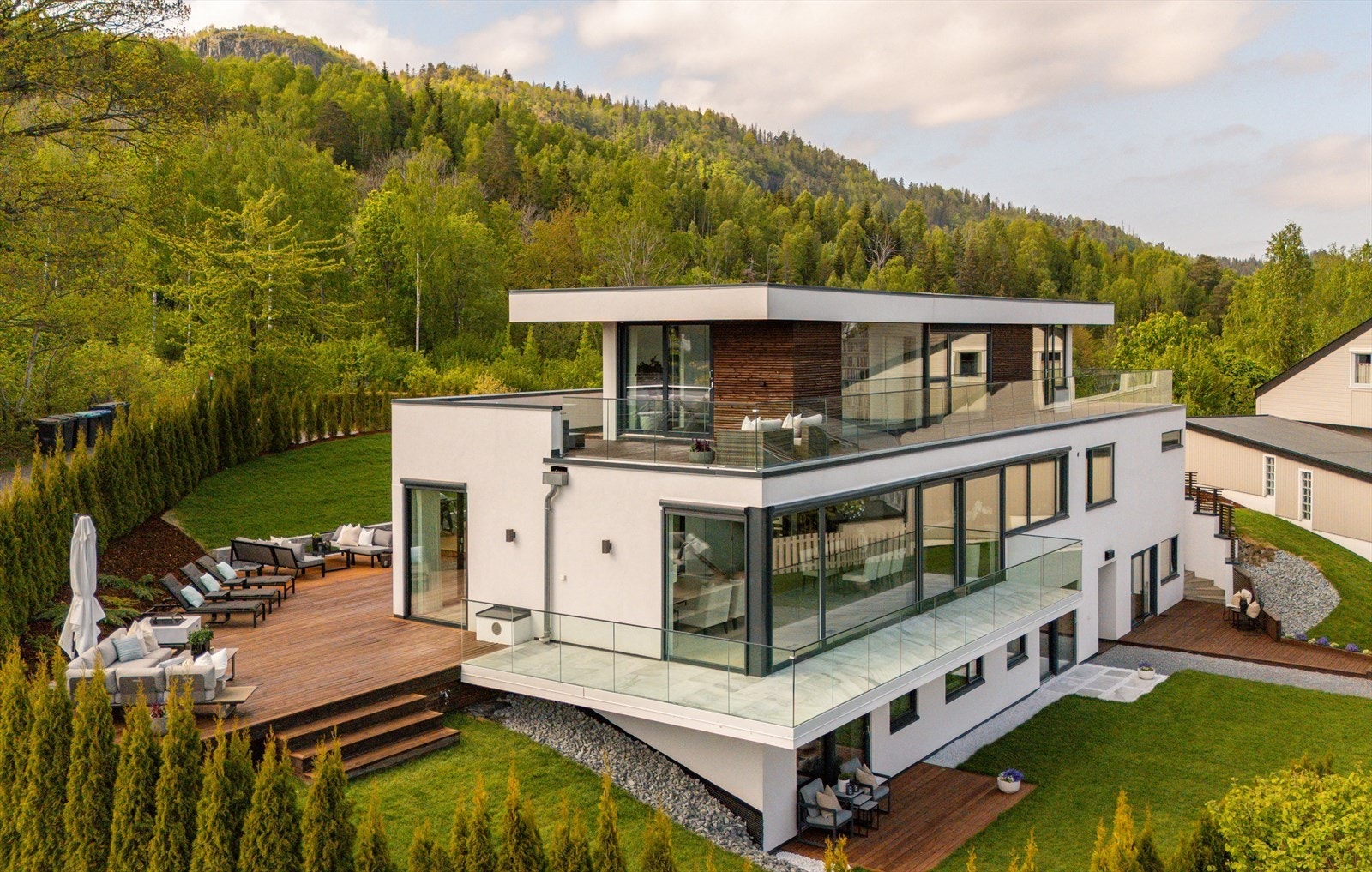 High-End funkisvilla med panorama fjordutsikt, takterrasse, utleiedel og dobbelgarasje. Høyt og solrikt i vakkert område. Galleribilde
