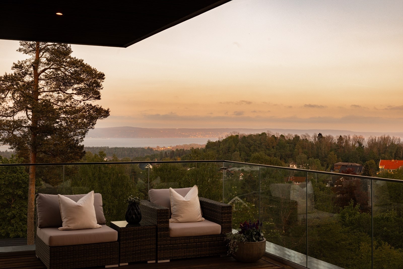 Øverst i boligen ligger en takterrasse på ca. 73 kvm, med Alvdal Royal-dekke, glassrekkverk i front og på sidene, samt rekkverk i fiberkompositt på baksiden. Galleribilde